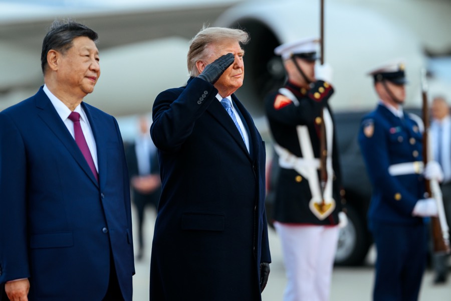23 Eylül 2026, Joint Base Andrews. Trump, Amerikan protokolünde yeri olmayan bir adım atarak Xi Jinping'i bizzat havaalanında karşıladı.