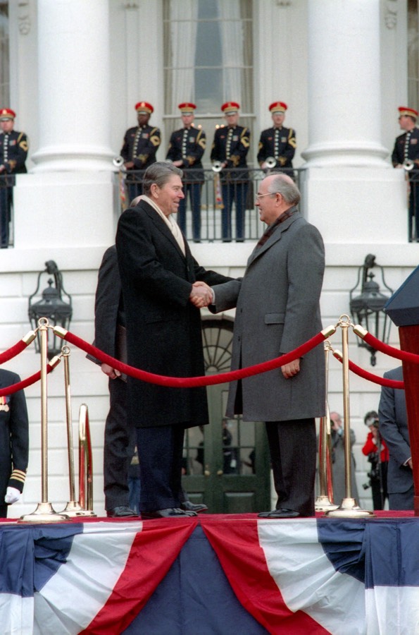 Soğuk Savaş'ın en sembolik anlarından biri: Sovyet lideri Gorbaçov, Beyaz Saray Güney Bahçesi'nde Başkan Reagan tarafından karşılanıyor. Amerika, Sovyet lideri için bile havaalanına inmedi.