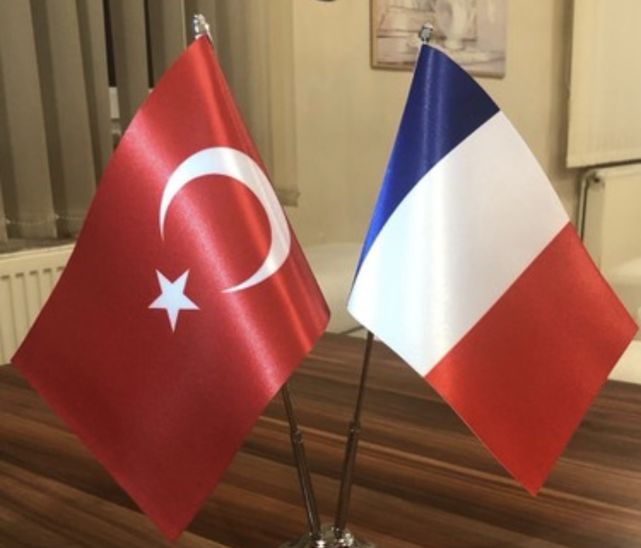 Türk ve Fransız bayrakları